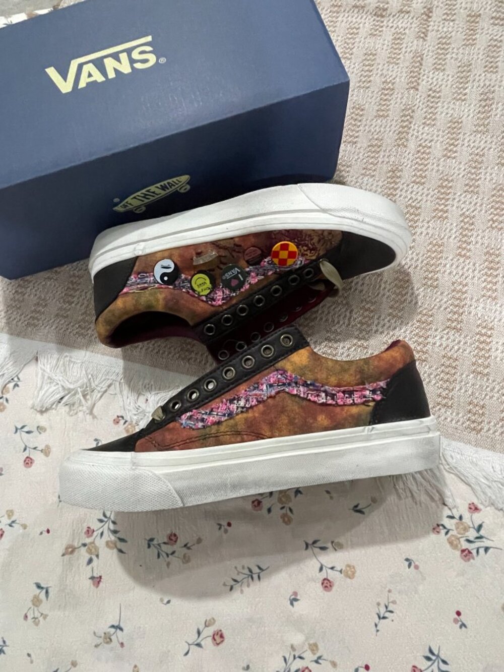 Vans Old Skool Tie-Dye Badge Low-Top Sneakers - Picture 10 of 13